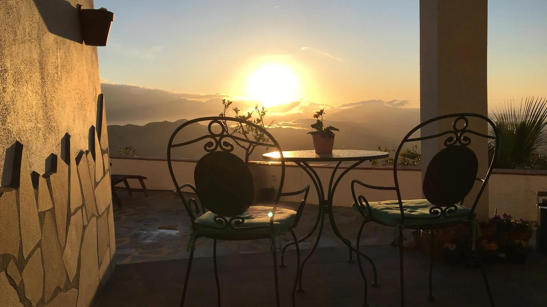 Casa Rural Finca Volando In The Mountains Of Malaga Comares